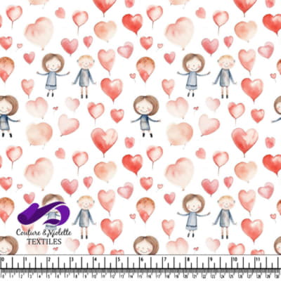 Enfants Heureux Jouant avec des Ballons en Forme de Cœur