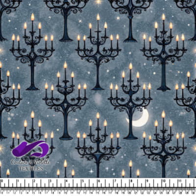 Chandeliers en fer forgé noir avec bougies allumées