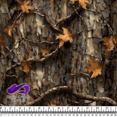 Écorce d'arbre avec feuilles d'automne et vignes entrelacées