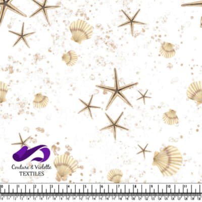 Motif de coquillages et d'étoiles de mer sur fond blanc