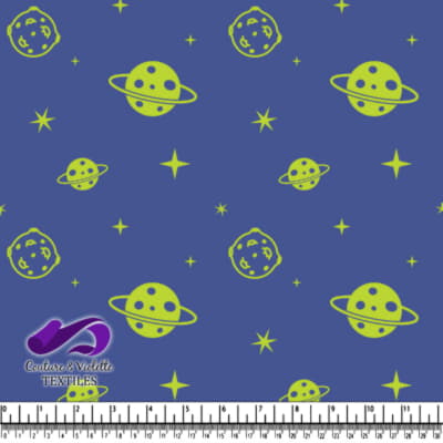 Tissu bleu avec des planètes et des lunes jaunes