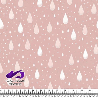 Tissu rose doux avec motif de gouttes d'eau blanches