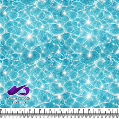 Surface de piscine bleu scintillante avec reflets du soleil