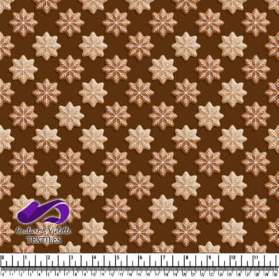 Biscuits en pain d'épice en forme de flocon de neige avec un glaçage blanc