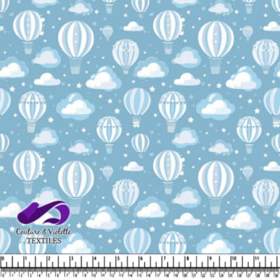 Ballons d'air chaud blancs flottant parmi les nuages et les étoiles sur fond bleu