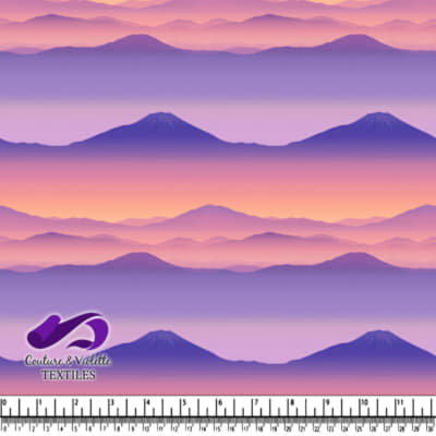 Paysage de montagne au lever du soleil avec des teintes roses et violettes