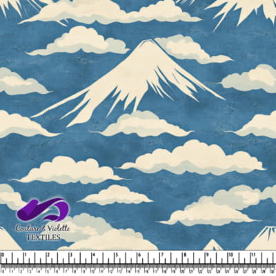 Pics de montagnes enneigées entourés de nuages