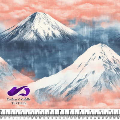 Sommets Montagneux Enneigés avec Brume Rose et Bleue