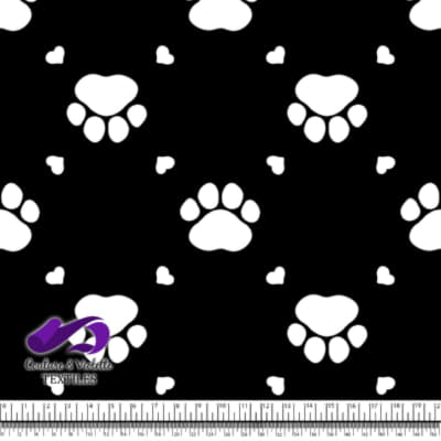 Chat - patte entourée de petits cœurs sur une texture noire