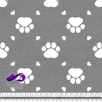 Chat - pattes entourées de petits cœurs sur texture grise ultime