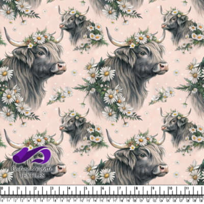 Vaches des Highlands avec Couronnes Florales