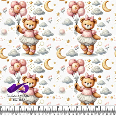 Mignon ours avec des ballons dans un ciel rêveur